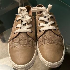 Calvin Klein Logo Sneakers! Size 7.5!
